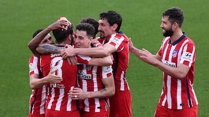 Los jugadores del Atlético celebran el segundo gol del Atlético al Cádiz (2-4), obra de Saúl, en el encuentro disputado en el Ramón de Carranza el pasado domingo. / (DPA).