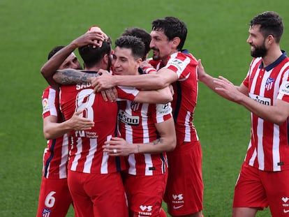 Los jugadores del Atlético celebran el segundo gol del Atlético al Cádiz (2-4), obra de Saúl, en el encuentro disputado en el Ramón de Carranza el pasado domingo. / (DPA).