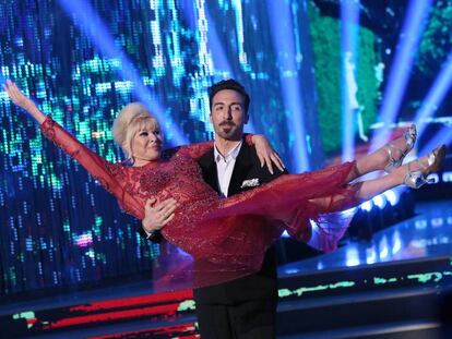 Ivana Trump con el bailarín que la acompañó en una de sus actuaciones en el programa italiano 'Ballando Con Le Stelle'. 