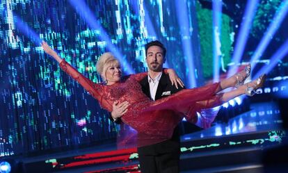 Ivana Trump con el bailarín que la acompañó en una de sus actuaciones en el programa italiano 'Ballando Con Le Stelle'.