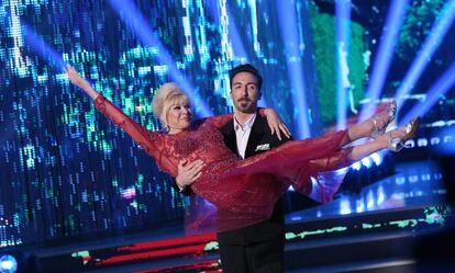 Ivana Trump con el bailarín que la acompañó en una de sus actuaciones en el programa italiano 'Ballando Con Le Stelle'. 