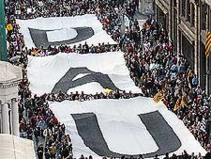 Miles de manifestantes en la Via Laietana, en Barcelona.