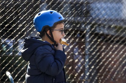Un nen es menja un entrepà a l'hora del pati a l'escola Tiana de la Riba de Ripollet (Vallès Occidental).