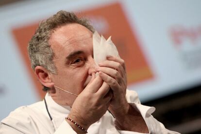 El Chef de El Bulli, Ferran Adrià, durante la sesión inagural del Fórum Gastronòmic de Giona, donde anunció que esta era su última demostración pública de cocina