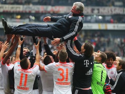 Heynckes es manteado por los futbolistas tras ganar la Bundesliga.