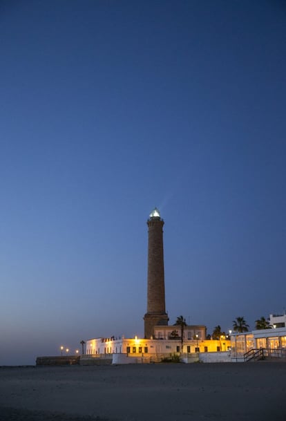 Tras subir 322 escalones de piedra ostionera, los visitantes tocan con la mano la linterna aeromarítima del faro más alto de España (62,30 metros de altura), activo desde 1867. Visitas, jueves y sábados (cupo de 60 personas diarias), 5 euros. Más información: <a href="http://www.turismodechipiona.com/destinations/faro/" target="_blank">turismodechipiona.com</a>.