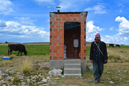 El programa está instalando retretes ecológicos para cada familia. Para implicarlas, ellas son responsables de parte de la construcción. En la imagen, Estanislao Salas, presidente del comité del agua de Huarialtaya.
