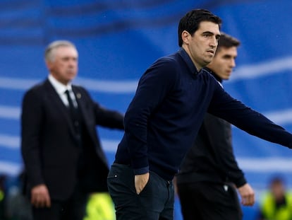 Andoni Iraola, durante el partido de Liga entre el Real Madrid y el Rayo Vallecano, en el Santiago Bernabéu, el pasado miércoles.