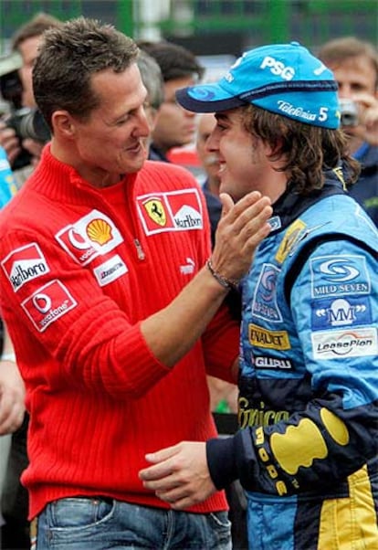 Schumacher, a la izquierda, felicita a Alonso tras su victoria.