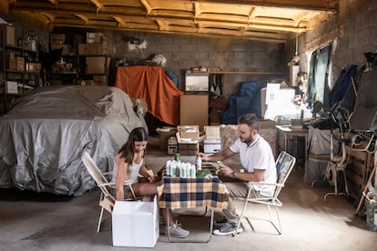 Carmen Manzano, responsable comercial de Almostop, junto a su primo Alberto, empaquetaban los cosméticos para su distribución, el día 28.