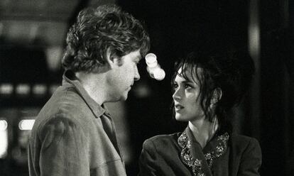 'Celebrity' (Woody Allen, 1998). Winona Ryder: ¿Qué te hace estar tan seguro? ¿O estás asustado? Te creé dos veces en mi imaginación. Escribí sobre tí antes de saber que existías, aunque sabía que llegaría a conocerte. Winona Ryder: ¿Y qué estoy pensando ahora? Kenneth Branagh: Piensas, "ojalá este tío se callara y me besara”.