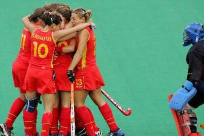 Las jugadoras españolas celebran sobre el terreno de juego uno de los goles marcados a India.