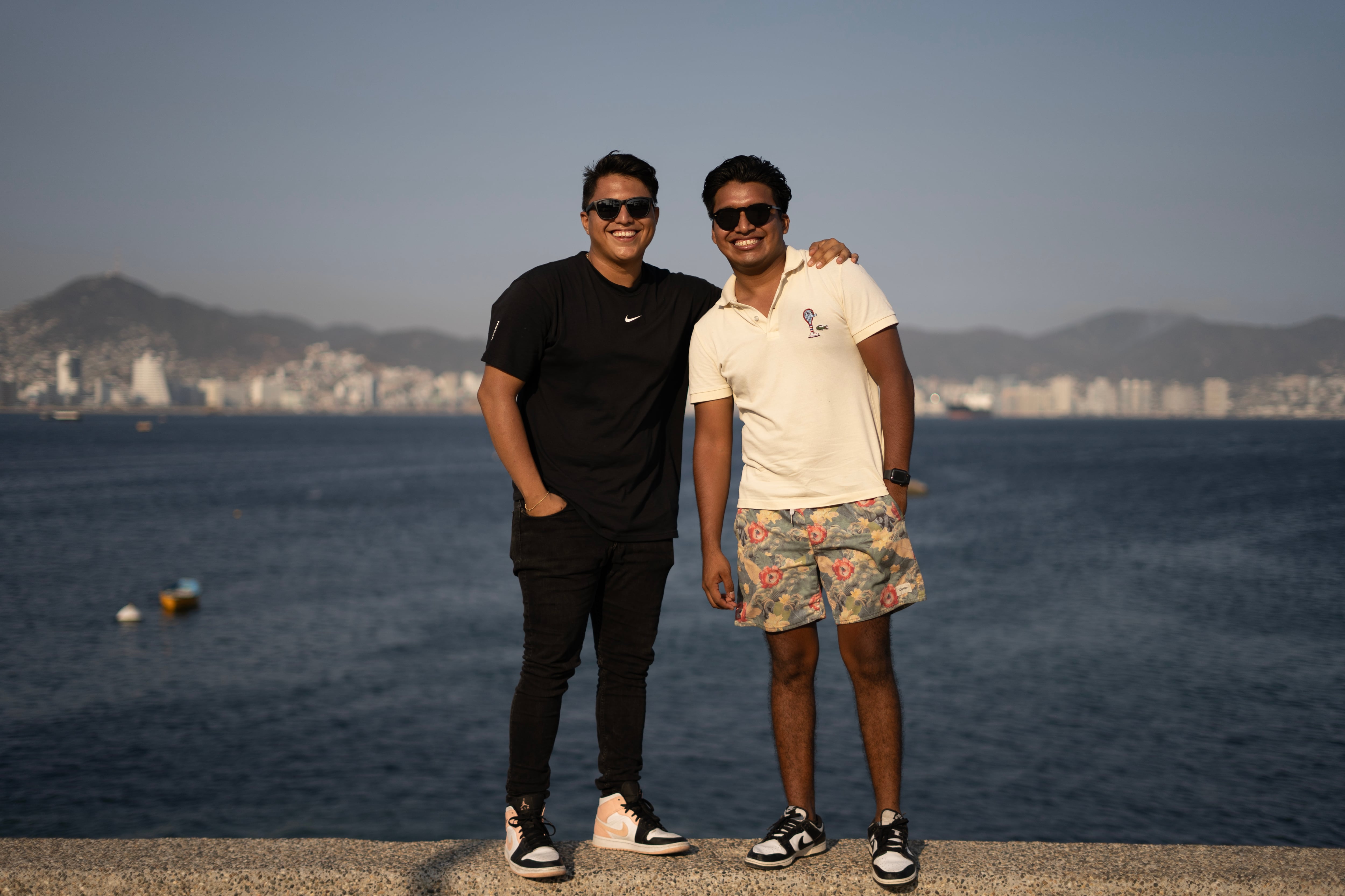 Marlon Valdez y Jonathan Chino, sobrevivientes del huracán Otis, en Acapulco, Guerrero, el 8 abril del 2024. 