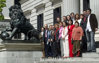 Foto de los parlamentarios más jóvenes en abril del 2004 en el Congreso de los Diputados. Susana Díaz, arriba, cuarta por la derecha.