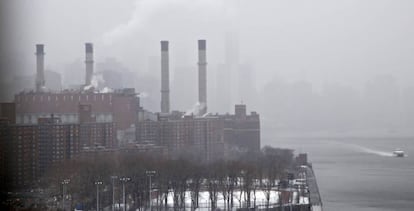 Fotografía de una planta energética en Nueva York.