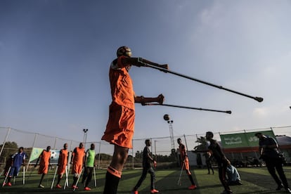 Os jogadores de futebol amputados palestinos participam de um treinamento no estádio Deir Ao Balah, no centro da Faixa de Gaza, no dia 16 de julho de 2018.