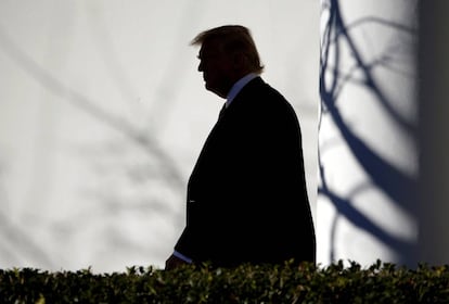 
 Donald Trump camina hacia el Despacho Oval de la Casa Blanca.
 
 JOSHUA ROBERTS/REUTERS
 