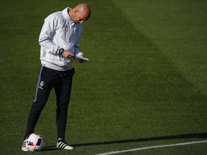 Zinedine Zidane revisa su libreta durante un entrenamiento. 