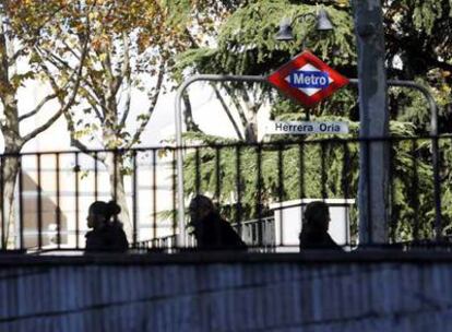 Acceso a la estación del metro de Herrera Oria.