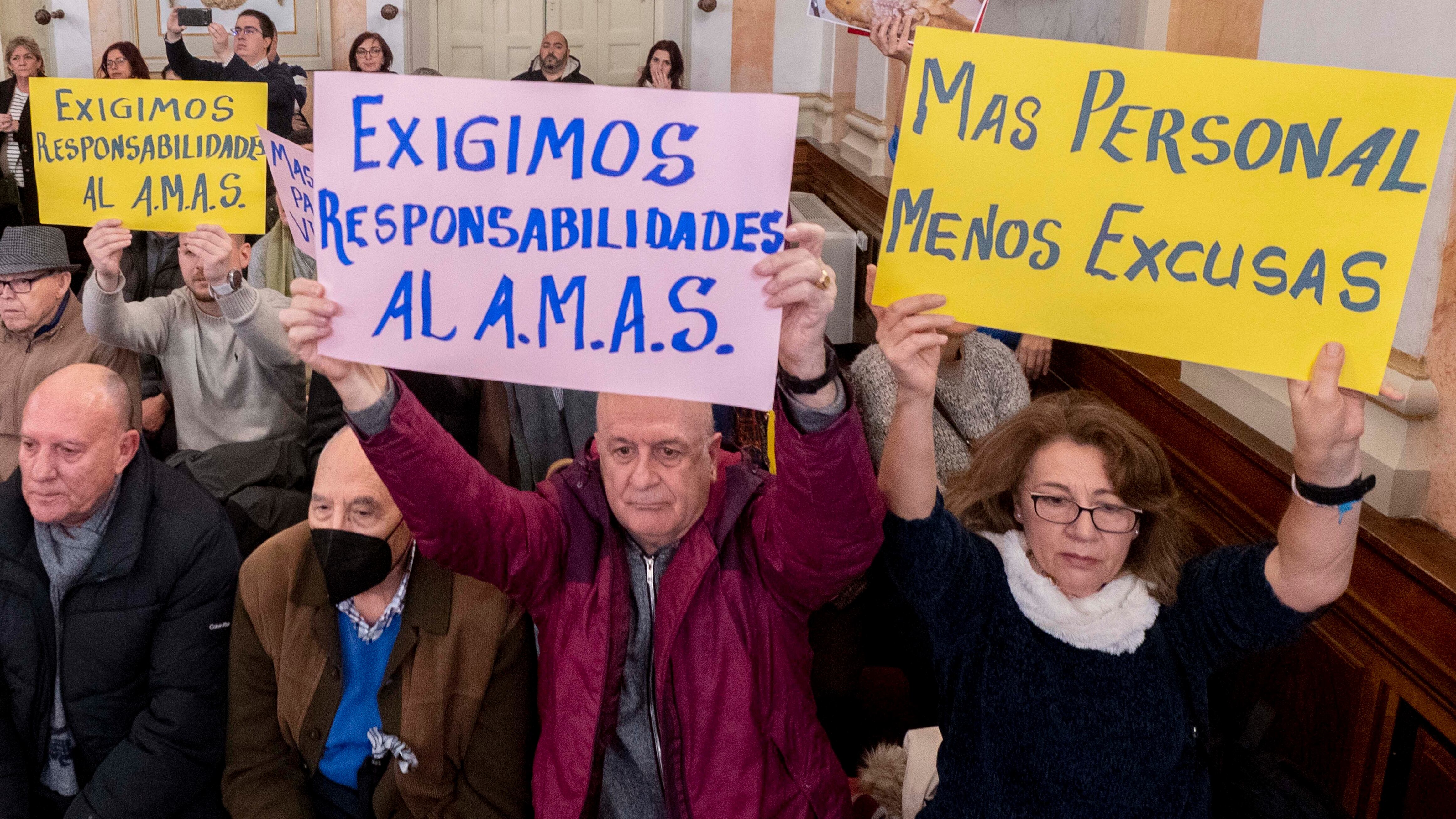 Pleno Extraordinario en Alcalá de Henares para pedir soluciones a la situación de la Residencia de mayores Francisco de Vitoria, en febrero. 