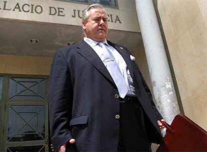 Luis Díaz Alperi, tras prestar declaración por el <b><i>caso Mercalicante</b></i>.