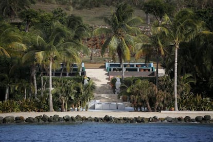 Un paseo junto al mar en la isla de Epstein, con esculturas de loros gigantes.