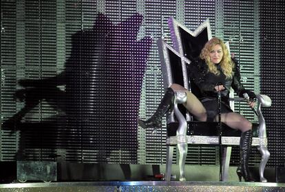 Madonna durante un concierto de su tour "Sticky & Sweet", el 21 de julio de 2009, en el estadio Lluis Companys de Barcelona. 