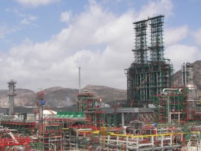 Los cogeneradores de las refinerías (en la imagen, la de Repsol en Cartagena) son de los más afectados.