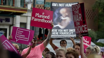 Manifestación contra una medida restrictiva en Kansas en la que se adentró un partidario de abolir el aborto.