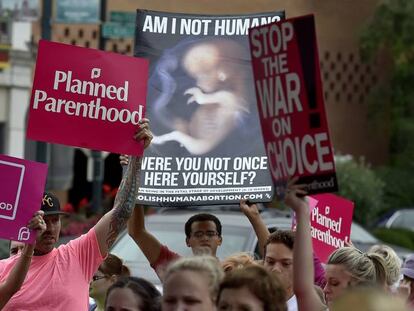 Manifestaci&oacute;n contra una medida restrictiva en Kansas en la que se adentr&oacute; un partidario de abolir el aborto. 