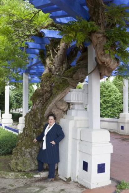 Pilar Garc&iacute;a Negro, en el parque Rosal&iacute;a de Castro de Lugo.