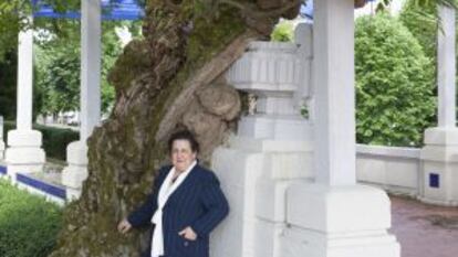 Pilar Garc&iacute;a Negro, en el parque Rosal&iacute;a de Castro de Lugo.