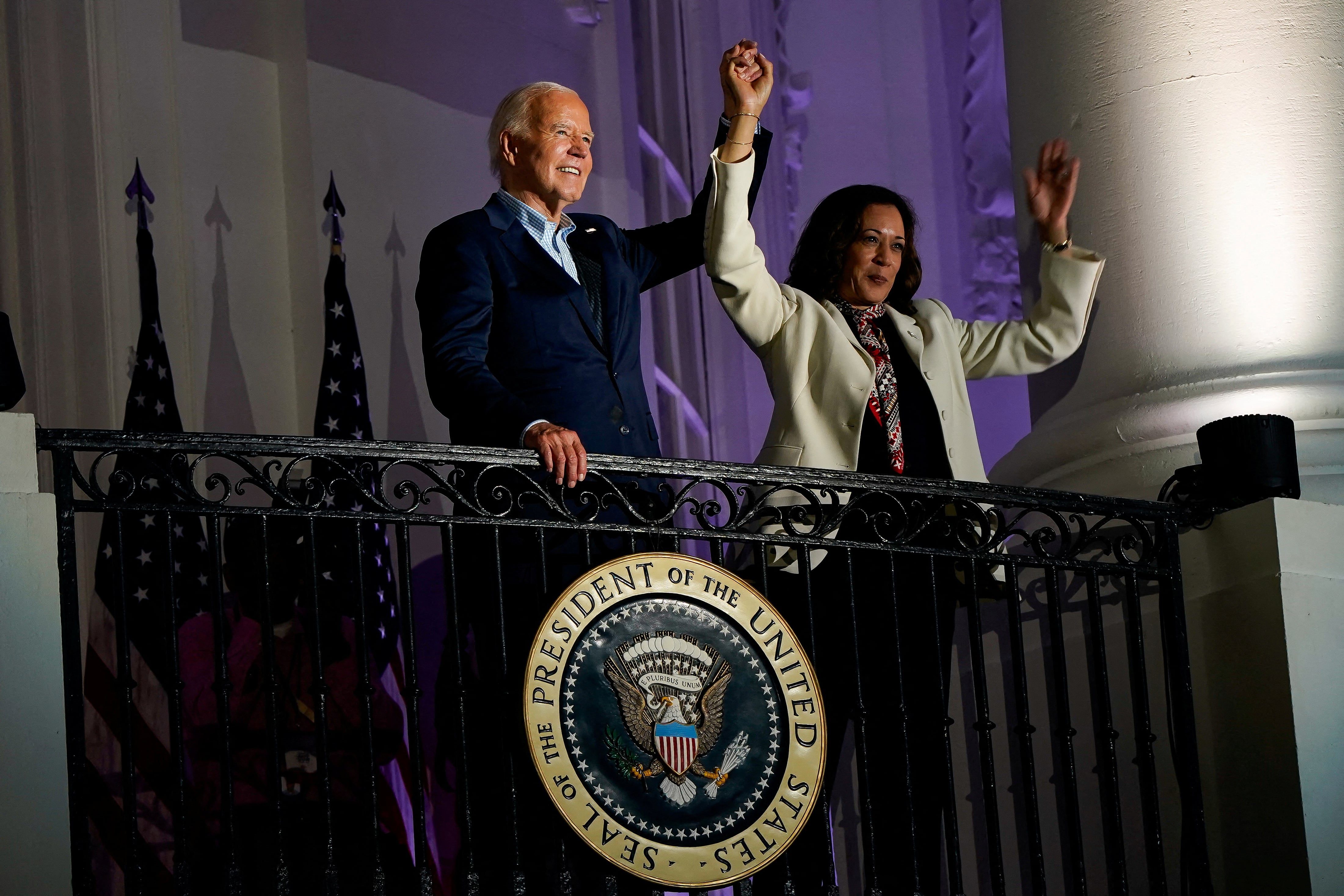 La renuncia de Joe Biden, en directo | Kamala Harris cosecha una avalancha de apoyos como aspirante presidencial