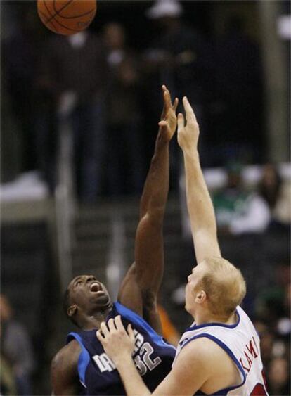 Chris Kaman y Brandon Bass luchan por el balón