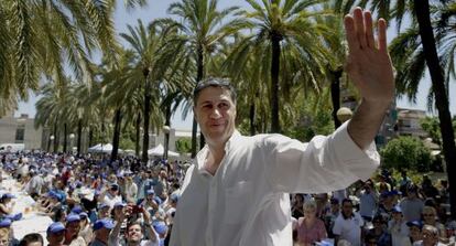 El alcalde de Badalona, Xavier García Albiol, en una butifarrada durante la campaña.