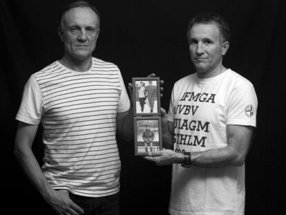 Fernando Garrido (izquierda) y su hermano Javier sostienen las fotos de sus padres y un hermano, muertos los tres.