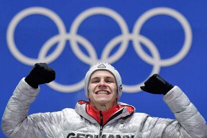 El alemán Andreas Wellinger celebra en el podio su medalla de oro en la prueba de saltos de trampolín, en la rampa corta, el 11 de febrero de 2018.