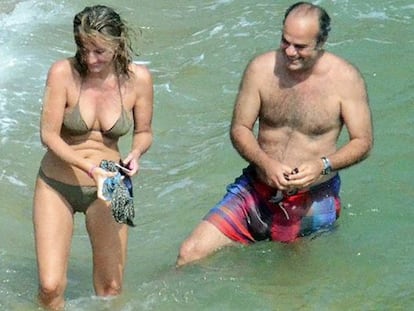 Monseñor Fernando María Bargalló y su acompañante, tras ser descubiertos en una playa de Puerto Vallarta.