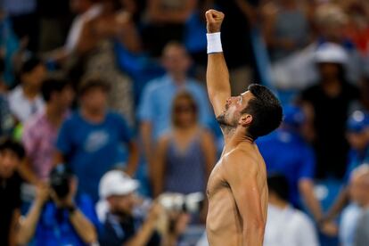 Novak Djokovic celebra su victoria en la final de Cincinnati después de vencer a Carlos Alcaraz.