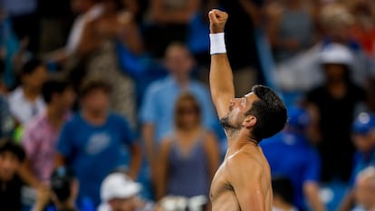 Novak Djokovic celebra su victoria en la final de Cincinnati después de vencer a Carlos Alcaraz.