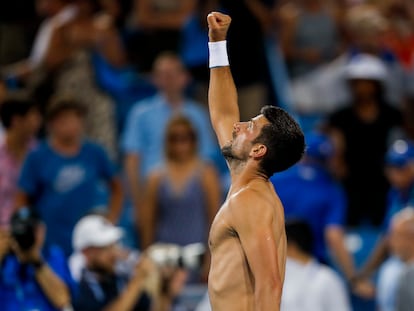 Novak Djokovic celebra su victoria en la final de Cincinnati después de vencer a Carlos Alcaraz.