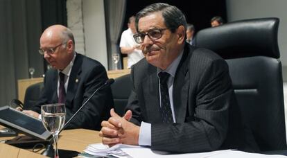 Mario Fernández, presidente de la BBK, y el diputado vizcaíno de Hacienda José María Iruarrizaga, ayer en la asamblea de la citada caja.