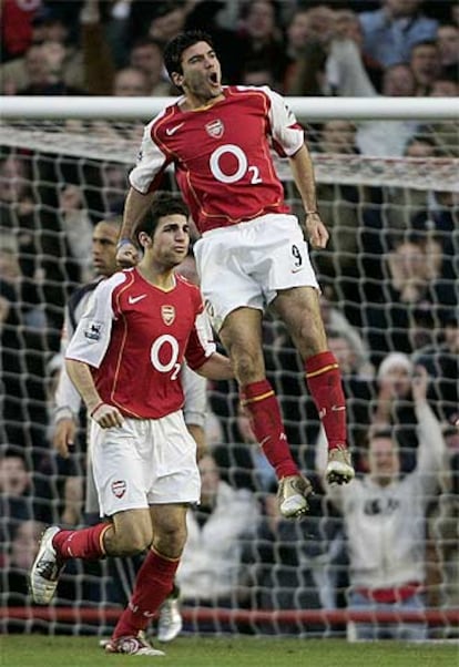 Reyes celebra un gol del Arsenal y Cesc corre a felicitarle.