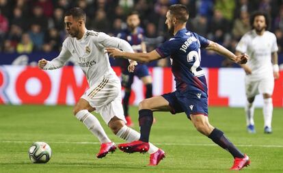 Hazard conduce el balón en el partido contra el Levante.