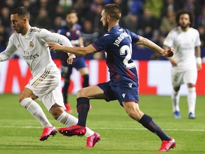 Hazard conduce el balón en el partido contra el Levante.