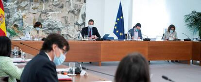 El presidente del Gobierno, Pedro Sánchez, durante Consejo de Ministros en la sala Barceló del complejo de La Moncloa.