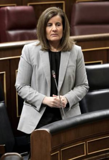 La ministra de Empleo, Fátima Báñez, durante su intervención en la sesión de control al Ejecutivo que hoy celebra el Congreso de los Diputados.