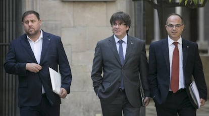 Desde la izquierda: Oriol Junqueras, Carles Puigdemont y Jordi Turull llegan a la reunión del consejo ejecutivo del Gobierno de la Generalitat en agosto de 2017.