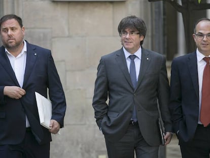 Desde la izquierda: Oriol Junqueras, Carles Puigdemont y Jordi Turull llegan a la reunión del consejo ejecutivo del Gobierno de la Generalitat en agosto de 2017.