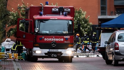 Bomberos desinfectan  la residencia Monte Hermoso, en Madrid, donde un brote de coronavirus ha causado más de 20 muertes.